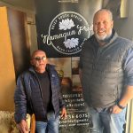 Die Speaker, Dr Gustav Bock saam met die entrepreneur Robert Richards op Erfenisdag ter bewusmaking vir die ondersteuning van plaaslike kleinbesighede.