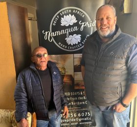 Die Speaker, Dr Gustav Bock saam met die entrepreneur Robert Richards op Erfenisdag ter bewusmaking vir die ondersteuning van plaaslike kleinbesighede.