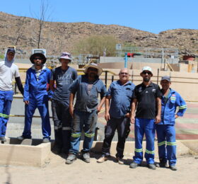 Desmond Fortuin van die Nama Khoi Plaaslike Munisipaliteit saam met werknemers en dié van die kontrakteur by die Nababeep riool-aanleg tydens 'n oorsig besoek.